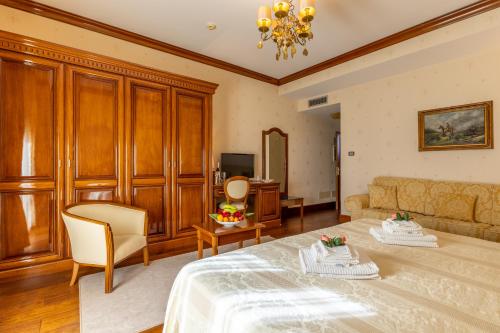 1 king bed, 1 sofa bed