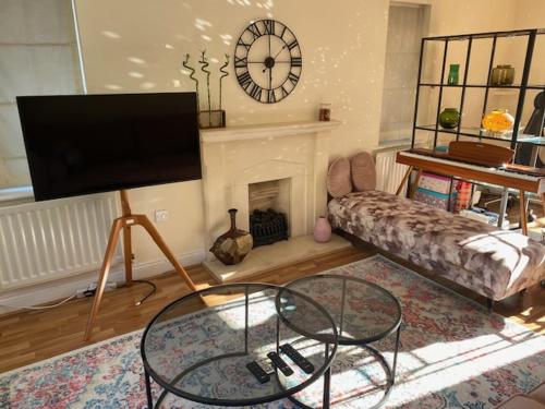 Stylish home on quiet street near Cyprianis Locksbottom