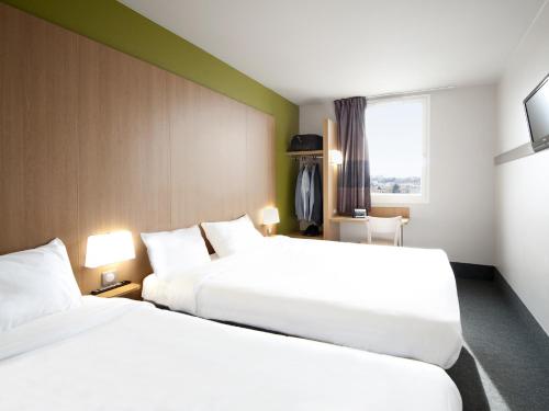1 queen bed, 2 twin beds