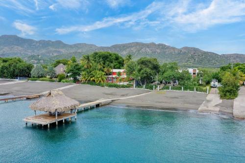 Peldbaseins, Bayshore 76 Beachfront Villa Palmar de ocoa in Las Calderas