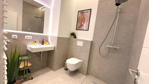BeckHomes Munich- Large 210 sqm Central Apartment- 7 BR, 6Baths, 3 Kitchens, Up to 18 Guests, München (Foto 5)