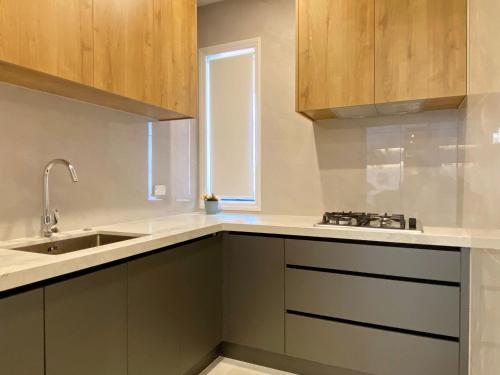 Castlebane New Home 350sqm, 7ACs, Large Deck, View, Auckland (Foto 11)