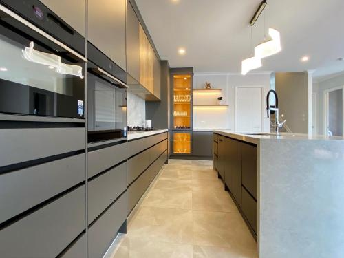 Castlebane New Home 350sqm, 7ACs, Large Deck, View – khách sạn tại Flat Bush