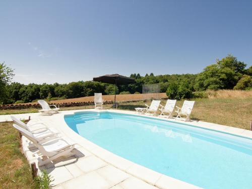 Spacious Holiday Home in Roussines with Private Pool - Location saisonnière - Roussines
