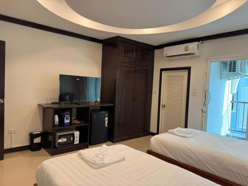 room detail thumbnail 2