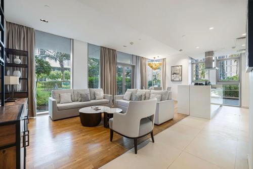 Luxury 2 Bedroom Apartment with Maids Room and Large Terrace, Dubai