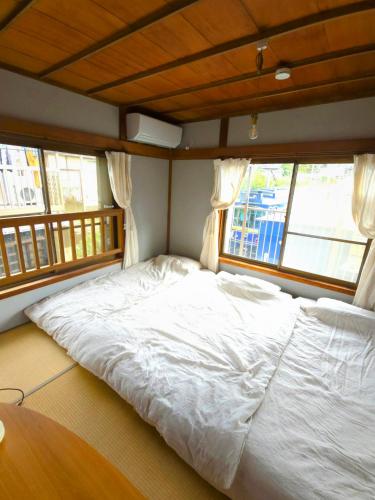 江ノ電の線路沿いにある宿【film koshigoe】