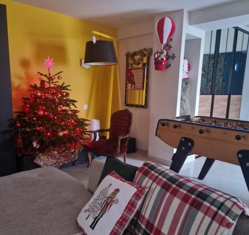 MAGNIFIQUE VILLA LUXE COSY POPPIES HOLIDAY - Noël à la Mer, Flipper, Baby-foot, SPA, Jardin Illuminé, Plage Riva Bella à 300m, Magie de Noël, Tout Confort, Idéale Familles, Groupes & EVG EVJF, Proche Cabourg, Week-end & Courts Séjours ! - Location, gîte - Ouistreham