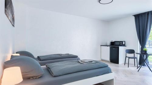 ALFA Stuttgart Doppelzimmer Teeküche Porsche Bosch l Gemeinschaftsbad WIFI SmartTV l Terrasse l Double room with kitchenette and shared bathroom l Terrace BS21A4, Štutgart (fotografie 8)