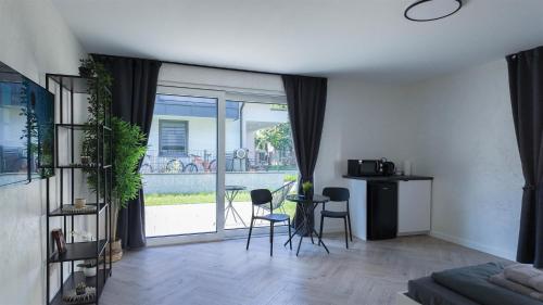 ALFA Stuttgart Doppelzimmer mit Teeküche und Terrasse Porsche Bosch l Gemeinschaftsbad WIFI SmartTV l Double room with kitchenette and terrace l shared bathroom BS21A5, Stoccarda (foto 9)