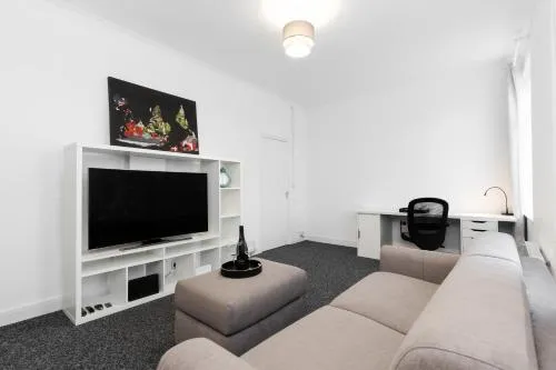 Centrally Located Flat with King Size Bed And an Option of Sofa Bed at Extra Cost photo 2