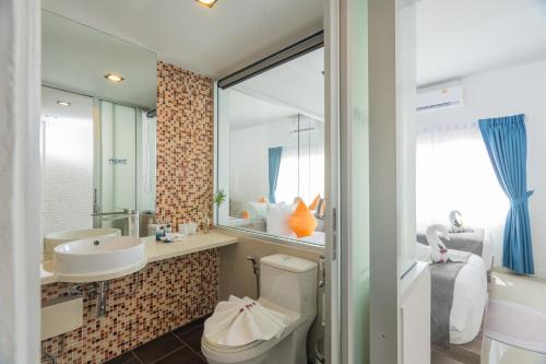 room detail thumbnail 2