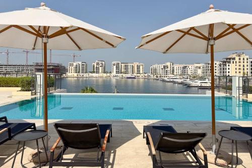 PVH - Breezy 1BR with Partial Sea View - La Sirene, Dubaj