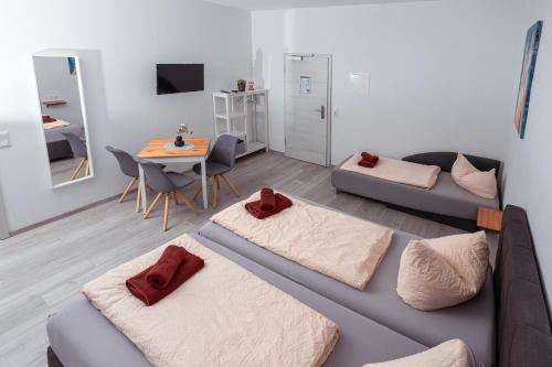1 king bed, 1 sofa bed
