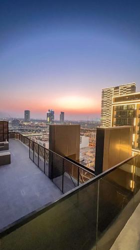 Chic 1BR Retreat with Infinity Pool and Sauna in JVC, Dubai, Дубай