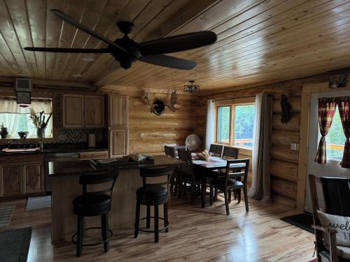 virtuve, Comfy Caribou Lodge in College (AK)