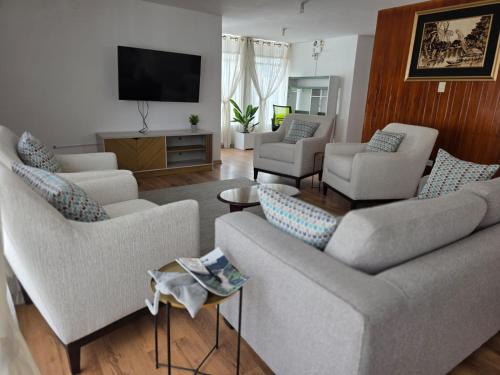 Tesis özellikleri, Departamento 4 Dormitorios, 6 Camas, 9 Personas, con 2 Balcones, Wifi y 1 Parqueadero Gratis in Rumipamba