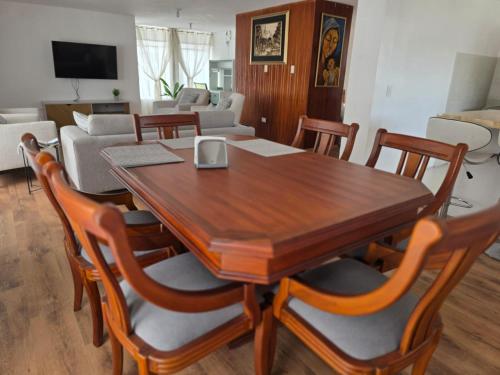 Tesis özellikleri, Departamento 4 Dormitorios, 6 Camas, 9 Personas, con 2 Balcones, Wifi y 1 Parqueadero Gratis in Rumipamba