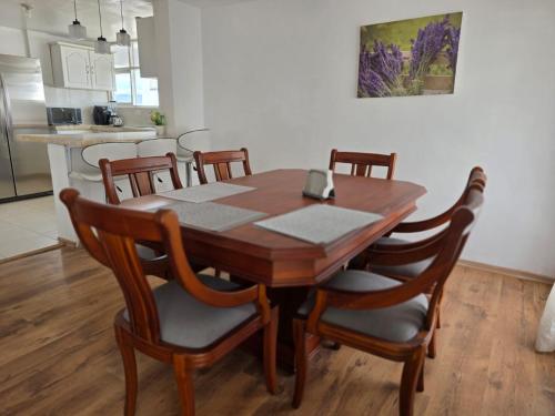 Tesis özellikleri, Departamento 4 Dormitorios, 6 Camas, 9 Personas, con 2 Balcones, Wifi y 1 Parqueadero Gratis in Rumipamba