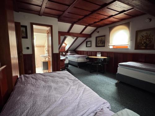 4 twin beds