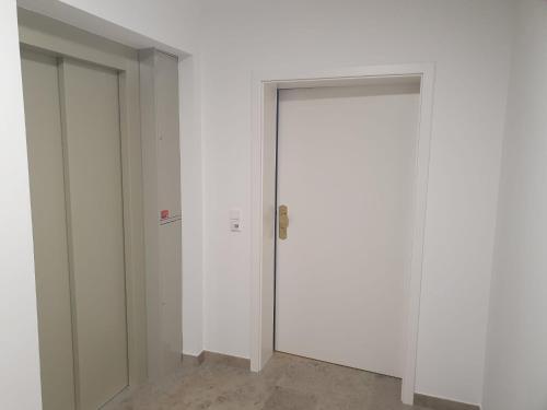 75m2 lichtdurchflutete 3 Zimmer Souterrain Wohnung in einem Neubau Villa, Mnichov (fotografie 7)