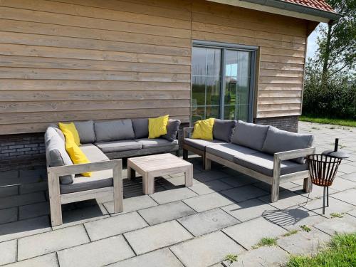 Holiday home at the edge of Frisian lake in Gaastmeer