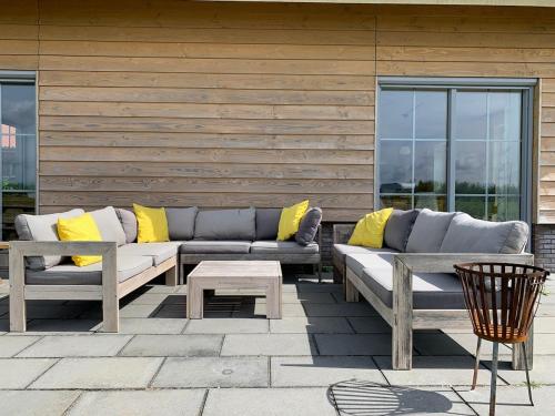 Holiday home at the edge of Frisian lake in Gaastmeer