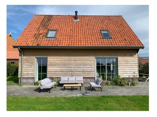 Holiday home at the edge of Frisian lake in Gaastmeer