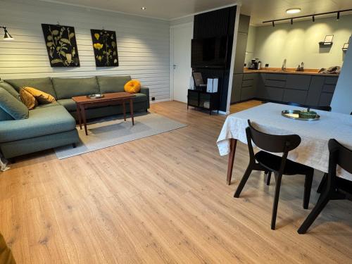 Solheim Apartment in Skardsvag