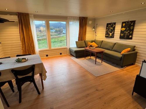 Solheim Apartment in Skardsvag