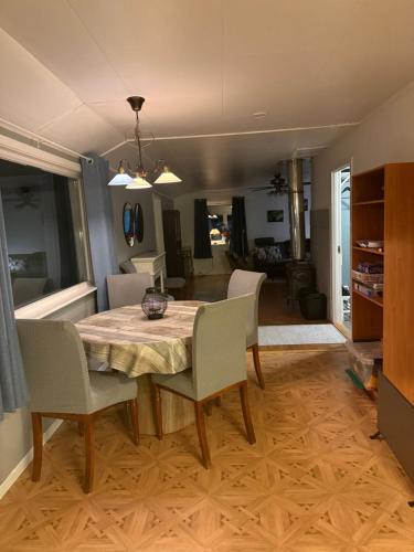 Huset nært blåisvannet (Huset nært blaisvannet) in Svensby
