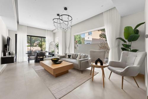 StayShort - Arabian Ranches Villa sleeps 9 near Golf Courses, Dubai