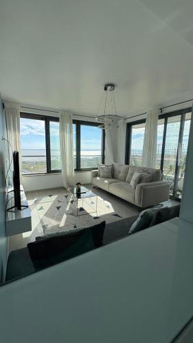 Riverside Luxe 1BR Retreat in Expo, Lisbona