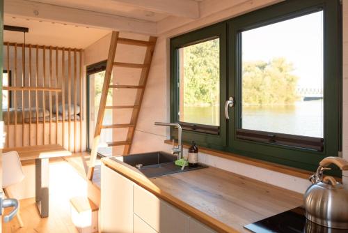 Uriges Tiny Hausboot mit Kamin im Winter auf der Dove Elbe, Hamburgo (foto 8)