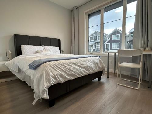 Sunny Queen-size Bedroom with Private Bath in Brand New House – khách sạn tại Đông Nam Calgary