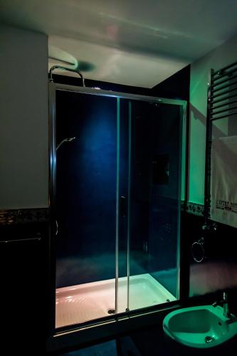 Make Them Sparkle: The No-Fuss Guide To Cleaning Shower Glass Doors -  Anita's Housekeeping