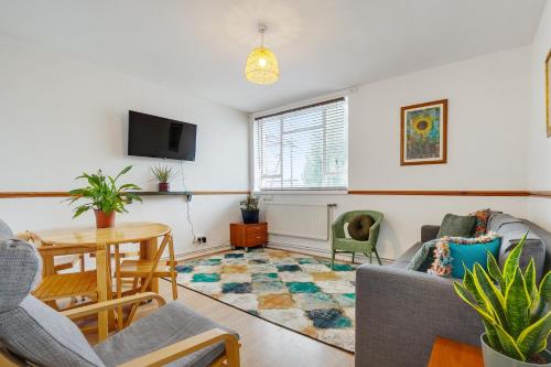 Zone 1 Spacious Serviced Apartment in Central London