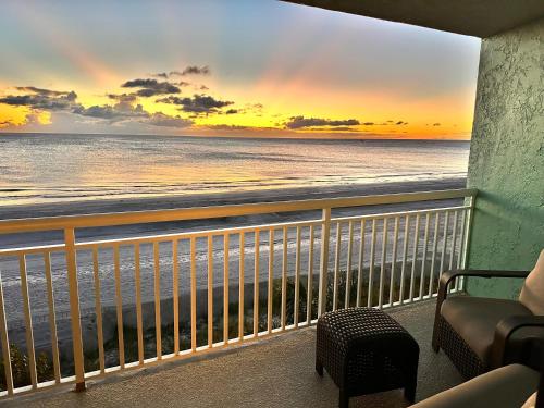 Beachfront Condo, Direct Access to Sugar Sand Beach, Heated Pool and Balcony Views
