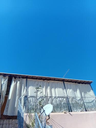 Riadnomadfes, Fes