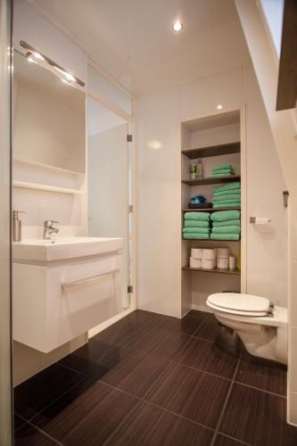 Bathroom, Stay 19 - 2 bedroom hotelapartment with free parking in Binnenstad-Oost