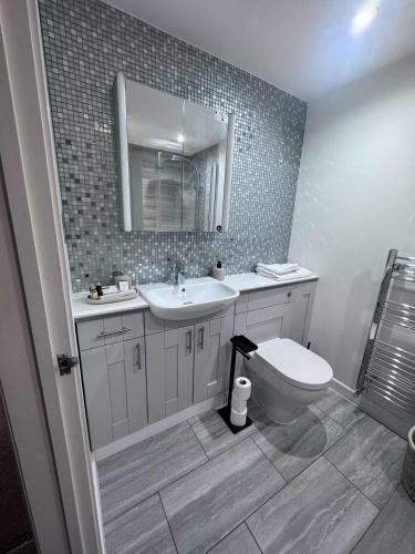 ROSEWOOD Gatwick - Sidlow