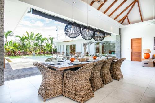 Canggu 400m to Beach Escape 4br Designer villa - image 4