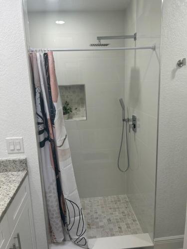Shower, Geo Property- Beautiful and Private Apartment in Egypt Lake - Leto