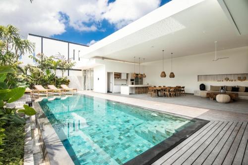 Chic 4br Villa, Canggu Hub, 800m To Beach Bliss