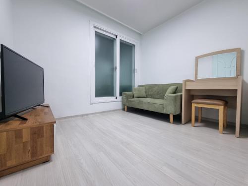 Semi-Basement Home 4Beds 3Min from Jeungsan Subway