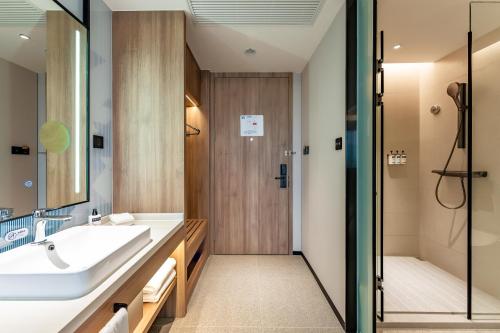 room detail thumbnail 2