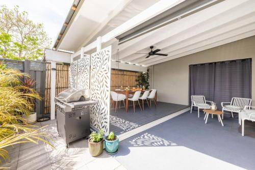 Capri Blue 2 88 Tomaree Rd - stunning townhouse with Wi-Fi Air Con - image 2