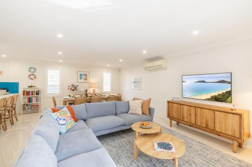 Capri Blue 2, 88 Tomaree Rd - stunning townhouse with Wi-Fi, Air Con – khách sạn tại Vịnh Shoal