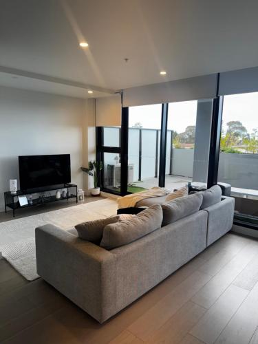 Stunning 1 bed apartment with city views in Ivanhoe