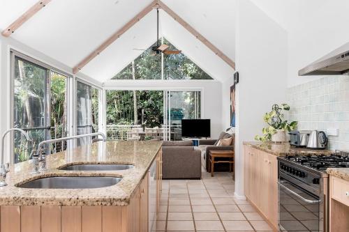 Belongil Summerhouse 12 Childe Street in หาดเบลองกิล